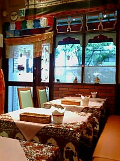 インダス店内入口側.jpg