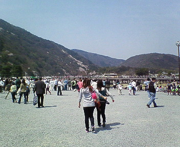嵐山混んだ橋1.jpg