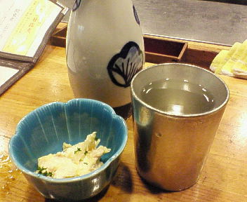 たこ梅熱燗とお通し.jpg